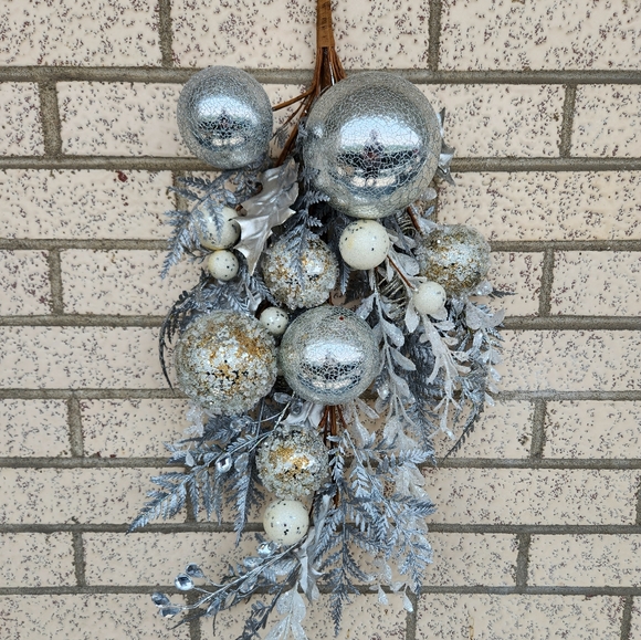 Hanging Garland - Picture 1 of 4